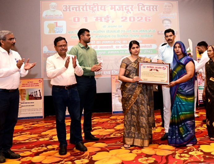 अम्बेडकर नगर : एनटीपीसी टांडा में धूमधाम से मनाया गया अंतर्राष्ट्रीय मजदूर दिवस जिलाधिकारी ईशा प्रिया ने किया दीप प्रज्वलन, श्रमिकों को दिया सम्मान