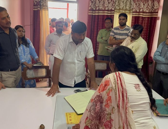 पलियाकला नगर पालिका में एडीएम की छापेमारी