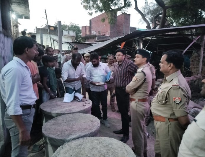 अम्बेडकर नगर: दबंगों की दबंगई फेल: सार्वजनिक रास्ता रोकने की कोशिश पर प्रशासन का सख्त एक्शन