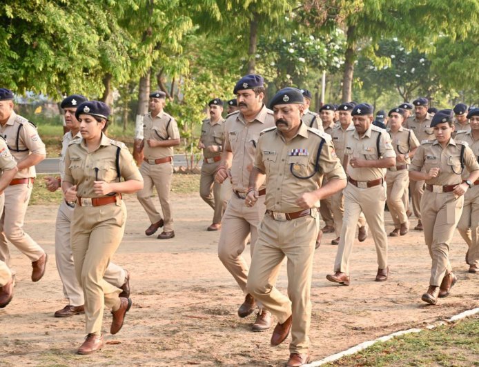 परेड में जवानों के साथ दौड़े एसएसपी नवनीत सिंह