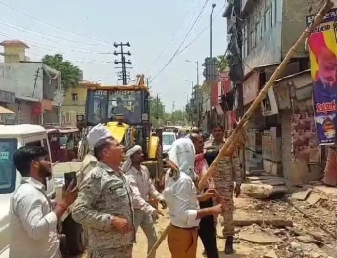 श्री कृष्ण जन्मस्थान क्षेत्र में अवैध होर्डिंग पर कार्रवाई