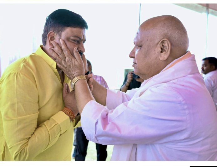 अयोध्या की  राजनीति में दिखा अनोखा अपनापन: दो पूर्व मंत्री,लल्लू सिंह और तेज नारायण पांडेय की मुलाकात बनी चर्चा का केंद्र