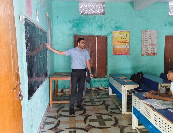 डीएम ने बच्चों से पूछे सवाल, शिक्षा व्यवस्था परखी