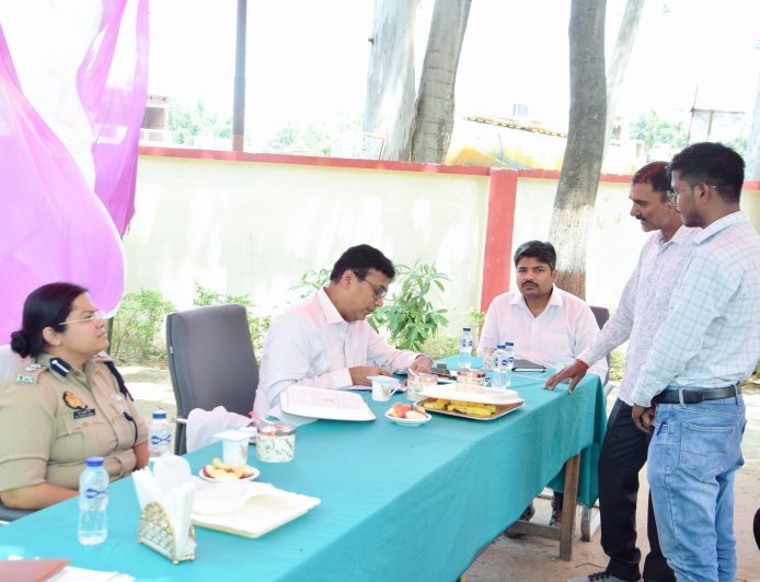 लखीमपुर खीरी: फरधान थाने में डीएम-एसपी ने सुनी शिकायतें