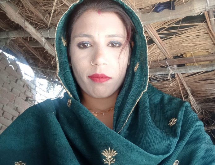 बाइक से गिरकर महिला की दर्दनाक मौत