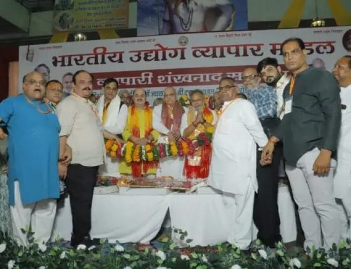 मथुरा : व्यापारियों ने स्वदेशी और स्थानीय उत्पादों को बढ़ावा देने का लिया संकल्प