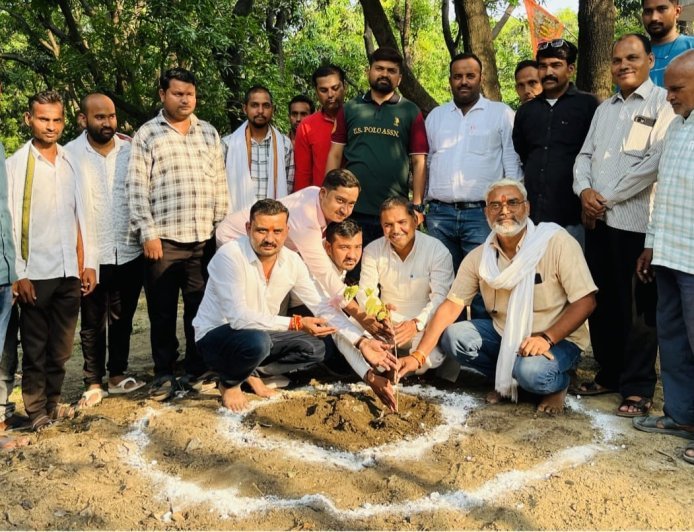 अयोध्या : भाजपा युवा मोर्चा के जिला महामंत्री आशीष तिवारी द्वारा खिरौनी नगर पंचायत में हुआ कोविदार वृक्षारोपण