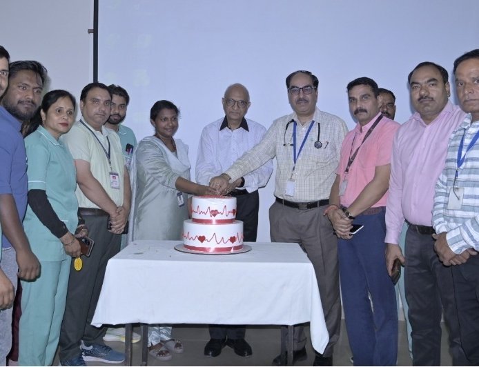 मथुरा : के.डी. हॉस्पिटल एवं के.डी. नर्सिंग कॉलेज में मना अंतरराष्ट्रीय नर्स दिवस