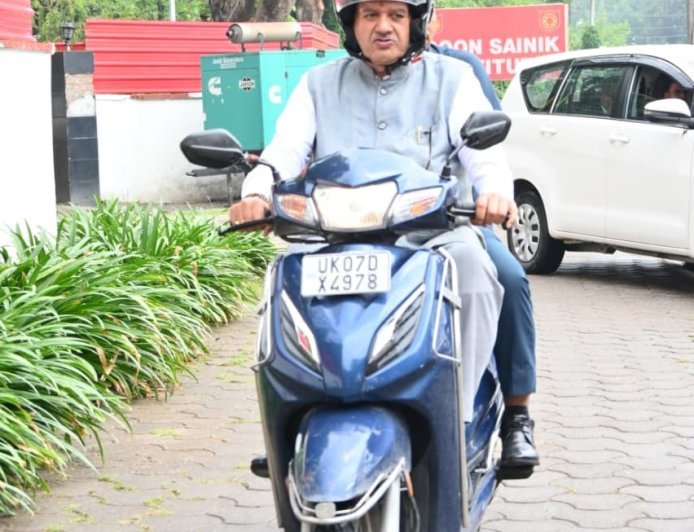 देहरादून : वैश्विक संकट के बीच स्कूटी से कैंप कार्यालय पहुंचे कृषि मंत्री गणेश जोशी