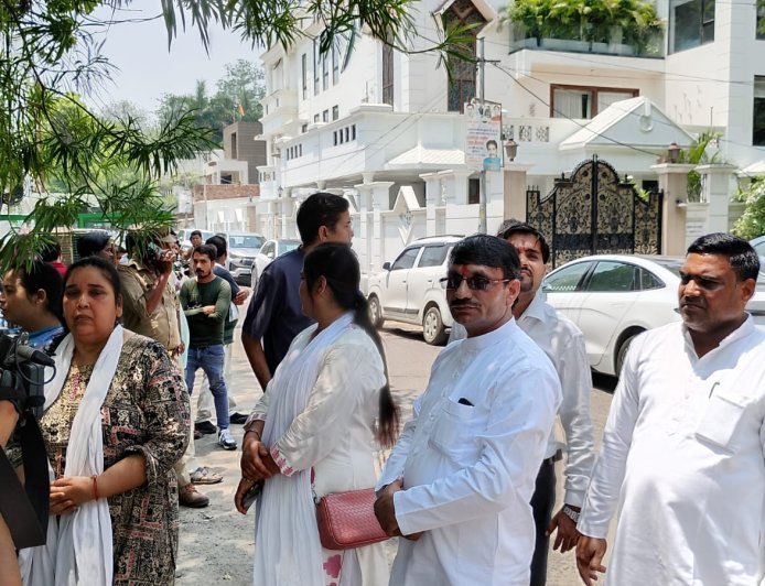 लखनऊ पहुंचकर महेश चंद शर्मा उर्फ गोल्डी भैया ने प्रतीक यादव को दी श्रद्धांजलि