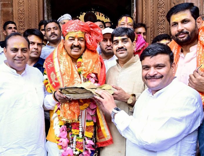 मथुरा पहुंचे उपमुख्यमंत्री, भाजपा कार्यकर्ताओं ने किया भव्य स्वागत, अधिकारियों संग की समीक्षा बैठक