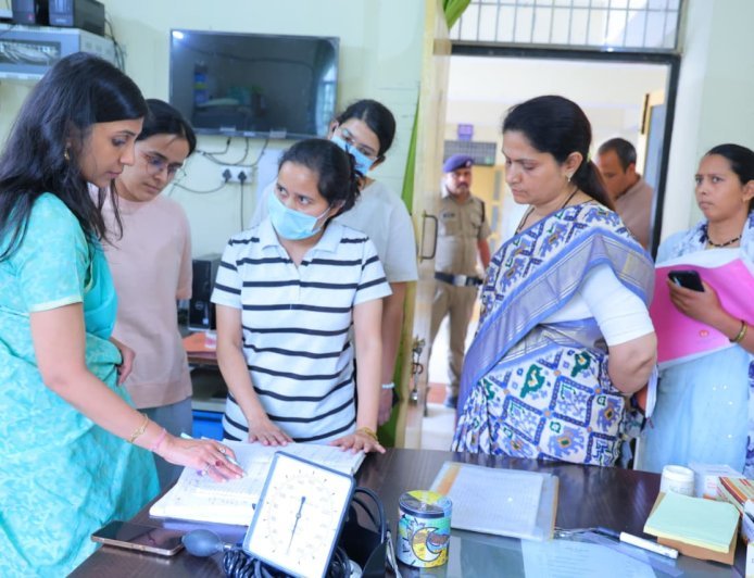 डीएम स्वाति भदौरिया के औचक निरीक्षण में सीएचसी सतपुली की स्वास्थ्य व्यवस्थाओं में मिलीं खामियां