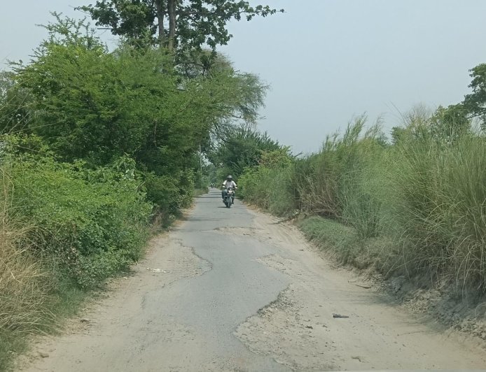 अम्बेडकर नगर : जमुनीपुर-अरिया मार्ग बना हादसों का खतरा, ग्रामीणों में नाराजगी