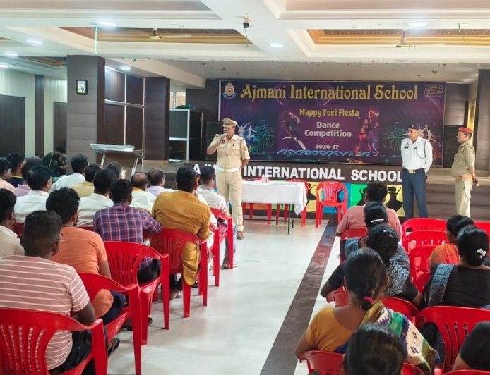 लखीमपुर खीरी :  यातायात पुलिस का विशेष अभियान, 414 वाहनों के चालान, स्कूल स्टाफ को किया गया जागरूक