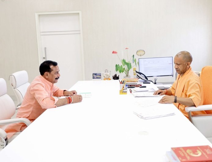 लखीमपुर खीरी: मुख्यमंत्री योगी आदित्यनाथ से सदर विधायक योगेश वर्मा की महत्वपूर्ण मुलाकात, विकास कार्यों को मिलेगी नई रफ्तार