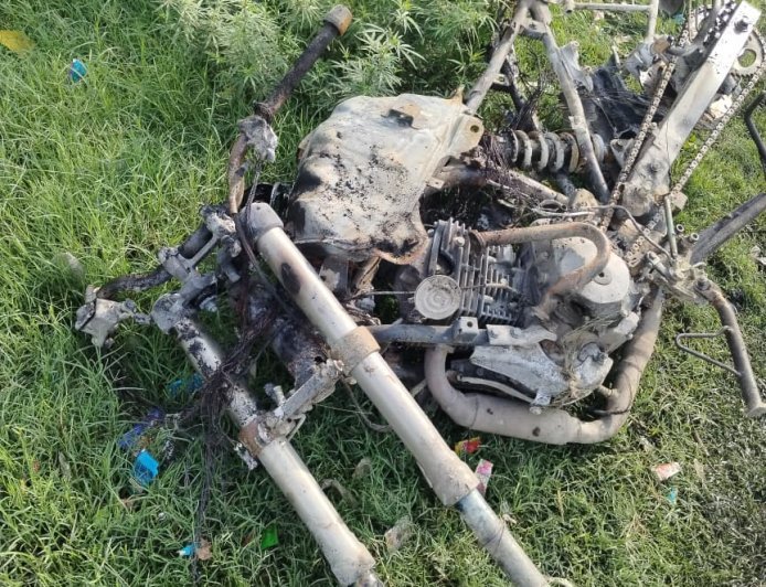 रामापुर रोड पर भीषण सड़क हादसा, ट्रक-बस और बाइक में लगी आग
