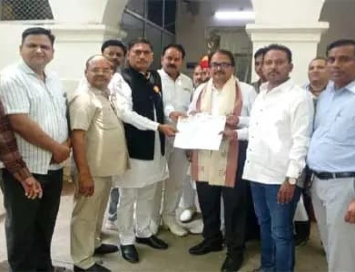 मथुरा: खाद्य विभाग की कार्यप्रणाली पर उठे सवाल, व्यापारियों ने 12 सूत्रीय ज्ञापन सौंपा
