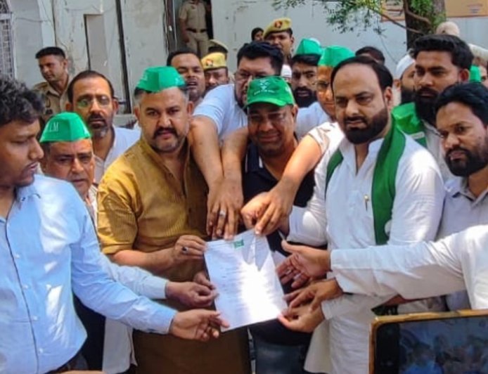 मुरादाबाद : AIMIM कार्यकर्ताओं ने कलेक्ट्रेट घेरा, नफरत फैलाने वाले नेताओं पर सख्त एक्शन की मांग