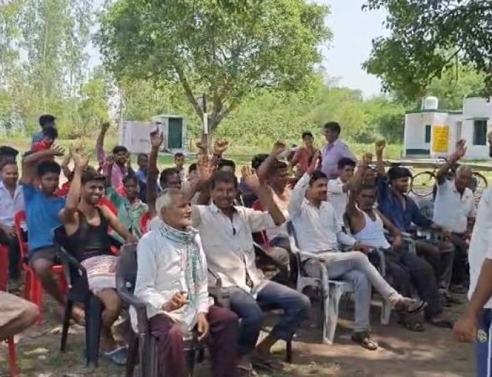 लखीमपुर खीरी:  साल से बदहाल सड़क पर फूटा ग्रामीणों का गुस्सा, 2027 चुनाव बहिष्कार की चेतावनी