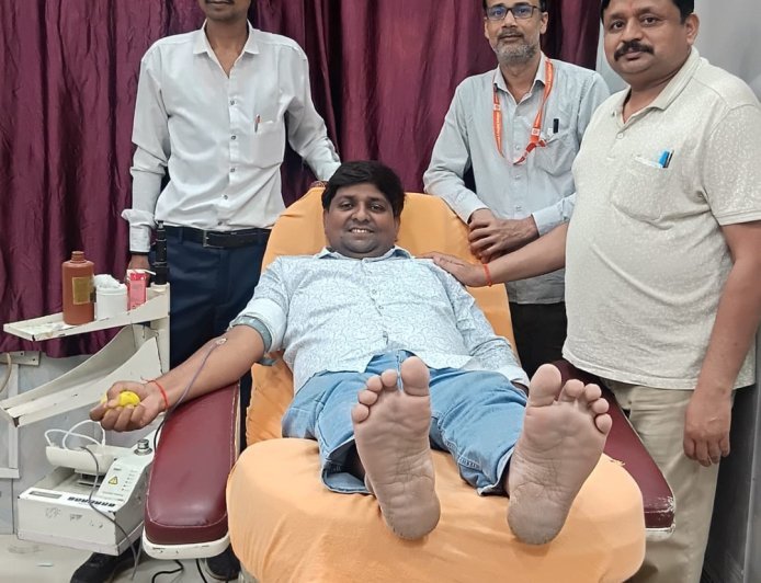 सुल्तानपुर: 32 साल की उम्र में 43वां रक्तदान: अखिलेश सिंह पर्वत बने युवाओं के लिए प्रेरणा