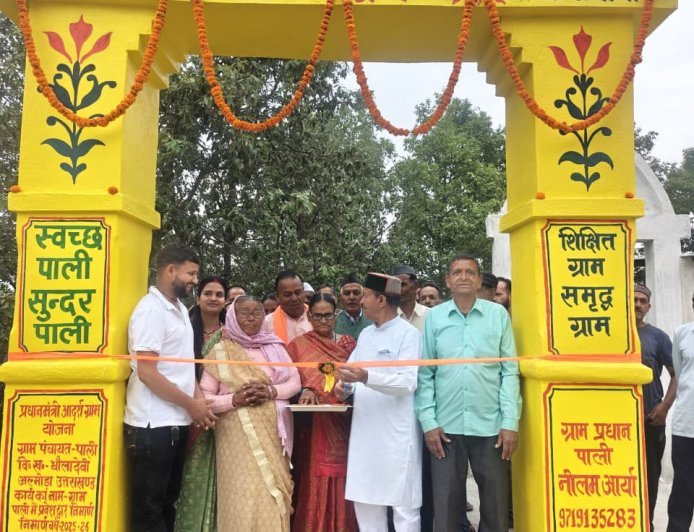 अल्मोड़ा : विधायक मोहन सिंह मेहरा ने ग्राम पाली में स्वतंत्रता सेनानी बची राम आर्या प्रवेश द्वार का किया उद्घाटन
