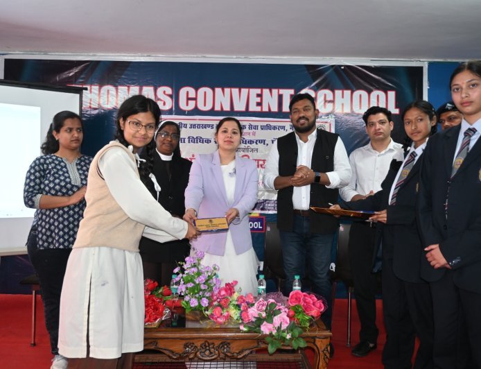 पौड़ी गढ़वाल : अंतर्राष्ट्रीय परिवार दिवस पर छात्रों को दी गई विधिक और स्वास्थ्य संबंधी महत्वपूर्ण जानकारी