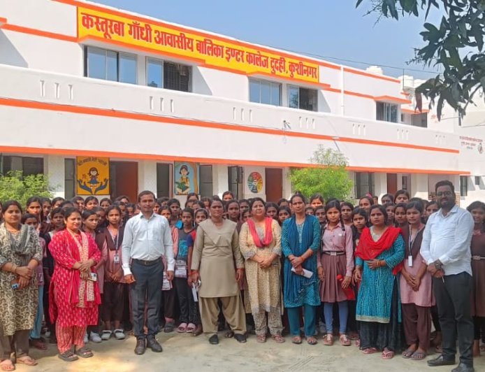 कुशीनगर:  बाल विवाह रोकथाम और महिला कल्याण योजनाओं के प्रति छात्र-छात्राओं को किया गया जागरूक