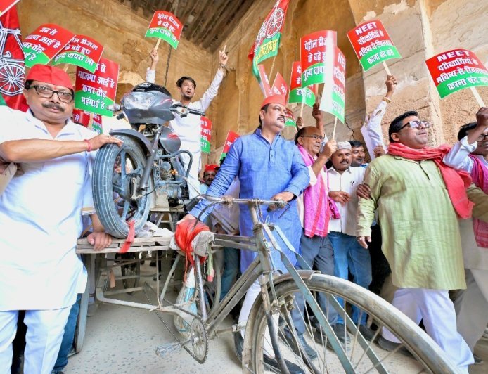 अयोध्या: सपा महानगर कमेटी ने महंगाई व छात्र मुद्दों पर राज्यपाल के नाम सौंपा ज्ञापन, भाजपा सरकार पर लगाए गंभीर आरोप