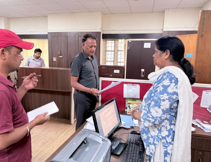 नैनीताल : भीमताल में सीडीओ का विकास भवन निरीक्षण, 20 मई से सभी विभागों में ई-ऑफिस अनिवार्य