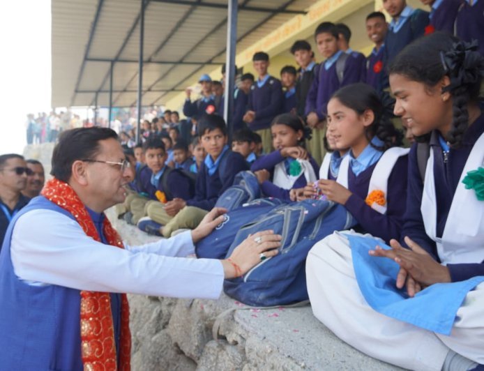 चम्पावत : सीएम पुष्कर सिंह धामी ने देवीधुरा में छात्र-छात्राओं से किया संवाद, उज्ज्वल भविष्य की दी शुभकामनाएं