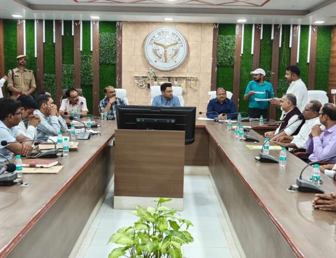 जौनपुर: जिलाधिकारी ने विद्युत विभाग की समीक्षा बैठक में अधिकारियों को लगाई फटकार