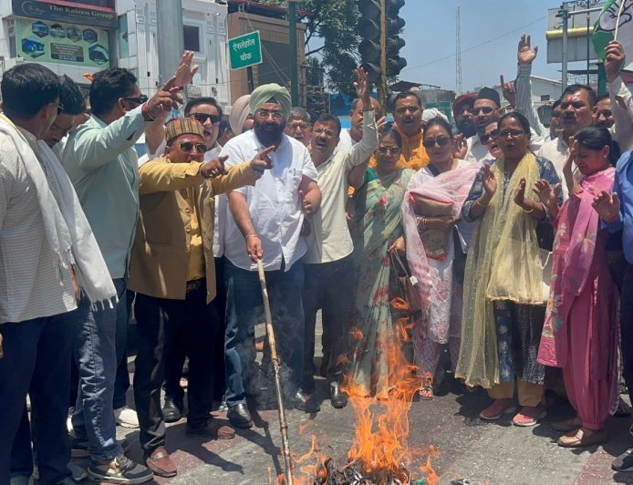 देहरादून : पेट्रोल-डीजल की कीमतों में वृद्धि के विरोध में कांग्रेस ने फूंका भाजपा का पुतला
