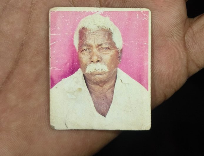 शाहजहाँपुर : सड़क किनारे मिले व्यक्ति की अस्पताल में हुई थी मौत परिजनों ने पहुंचकर सोमवार को की पहचान मृतक निकला दातागंज थाने का कल्याण