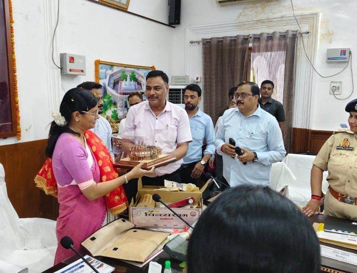 मिर्ज़ापुर :  केन्द्रीय राज्यमंत्री ने विन्ध्य प्रसादम बाक्स व गिफ्ट बाक्स का किया शुभारम्भ