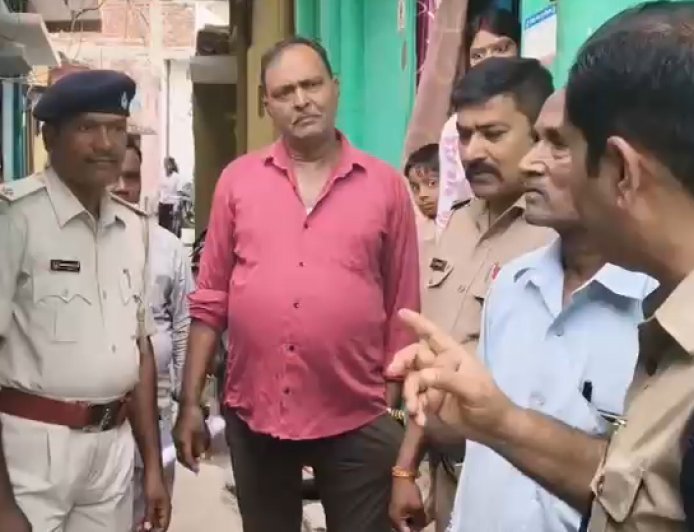 देहरादून : विक्रम शर्मा हत्याकांड का ईनामी अभियुक्त आकाश गिरफ्तार। झारखण्ड में घर की की गयी कुर्की