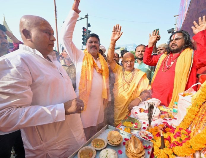 अयोध्या: बड़े मंगलवार पर भव्य भंडारा, पूर्व मंत्री तेजनारायण पांडे ‘पवन’ ने साधु-संतों संग किया प्रसाद वितरण