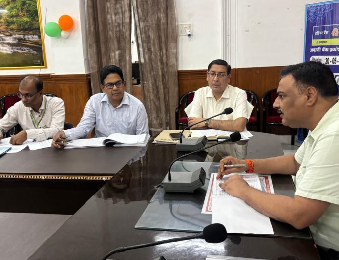 मिर्जापुर : जिलाधिकारी की अध्यक्षता में जिला स्तरीय सलाहकार एवं समीक्षा समिति की बैठक सम्पन्न