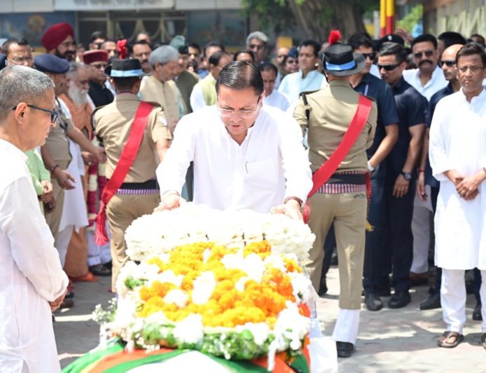 देहरादून : पूर्व सीएम मेजर जनरल भुवन चंद्र खंडूड़ी की अंतिम यात्रा में उमड़ा जनसैलाब