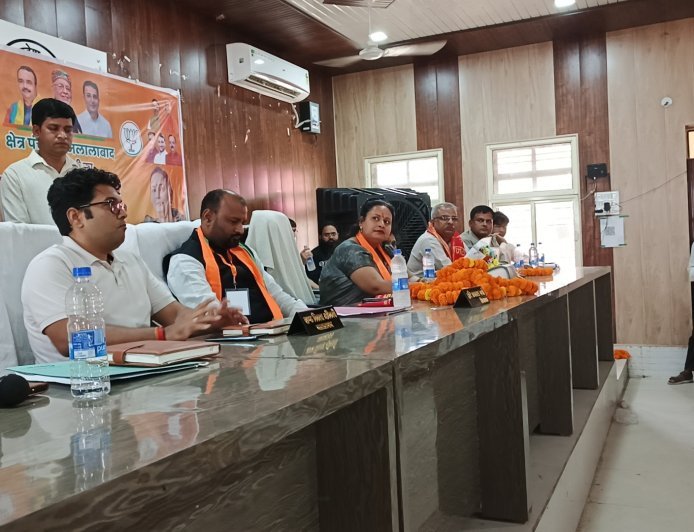 शाहजहांपुर: जलालाबाद में क्षेत्र पंचायत की मीटिंग में ब्लॉक प्रमुख लता सिंह ने क्षेत्र पंचायत सदस्यों को उपहार देकर किया सम्मानित
