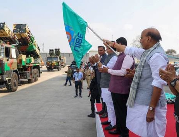 महाराष्ट्र : रक्षा मंत्री राजनाथ ने भारत की पहली 300 किलोमीटर की सार्वभौमिक रॉकेट प्रक्षेपण प्रणाली को दिखाई हरी झंडी