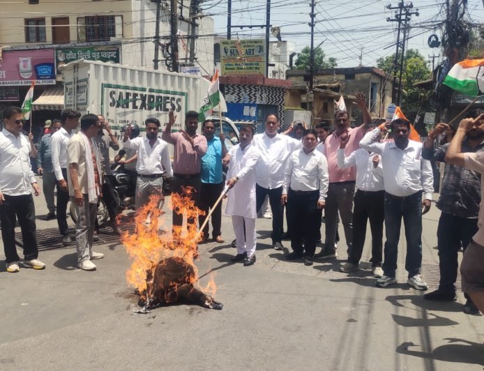 देहरादून : पेट्रोल 100 के पार। कांग्रेस ने फूंका भाजपा सरकार का पुतला