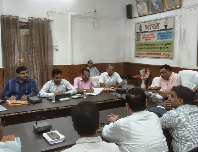 मिर्ज़ापुर : 31 मई को  होने वाली बीएड प्रवेश परीक्षा को सकुशल सम्पन्न कराए जाने के दृष्टिगत जिलाधिकारी ने मजिस्ट्रेट व केन्द्र व्यवस्थापको के साथ बैठक कर दिया आवश्यक दिशा निर्देश