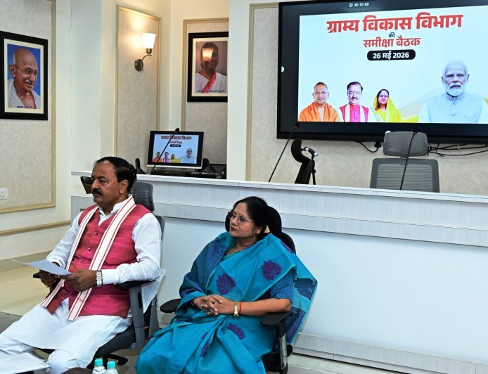 लखनऊ : उपमुख्यमंत्री केशव प्रसाद मौर्य ने ग्राम्य विकास विभाग की उच्च स्तरीय समीक्षा बैठक में दिए कड़े निर्देश