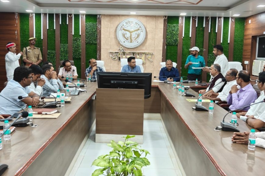 जौनपुर: जिलाधिकारी ने विद्युत विभाग की समीक्षा बैठक में अधिकारियों को लगाई फटकार