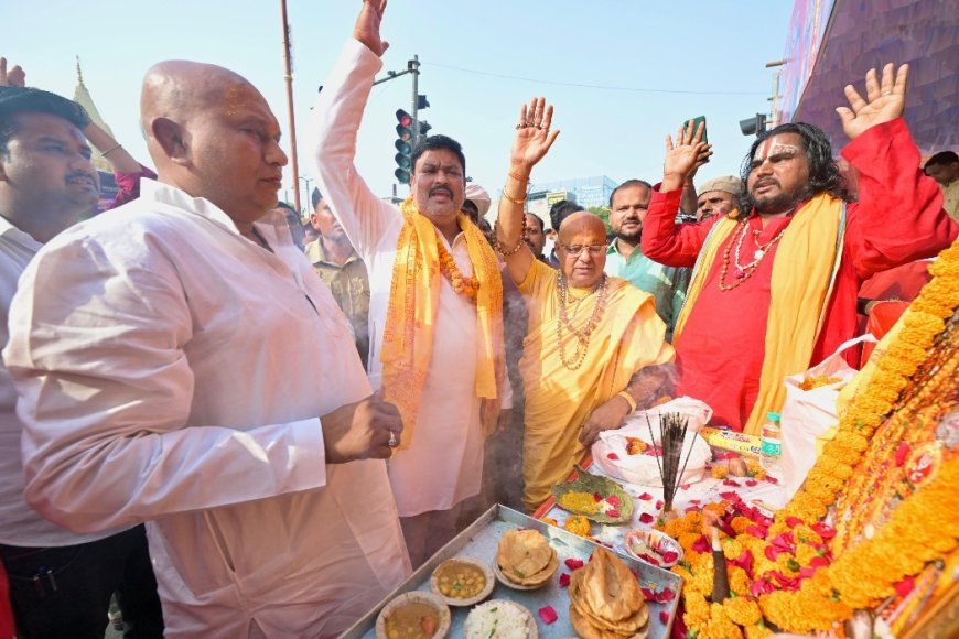 अयोध्या: बड़े मंगलवार पर भव्य भंडारा, पूर्व मंत्री तेजनारायण पांडे ‘पवन’ ने साधु-संतों संग किया प्रसाद वितरण