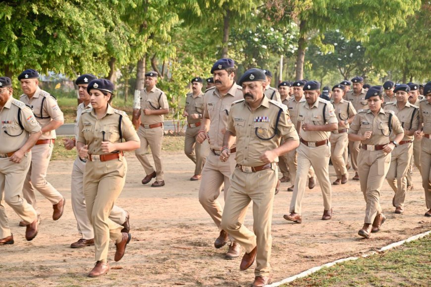 परेड में जवानों के साथ दौड़े एसएसपी नवनीत सिंह