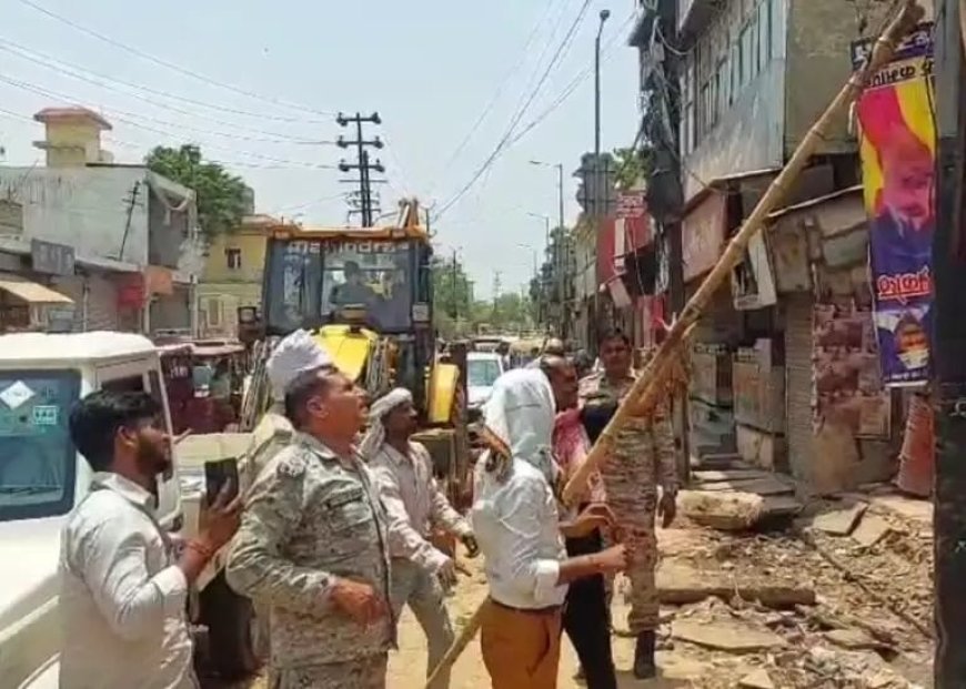 श्री कृष्ण जन्मस्थान क्षेत्र में अवैध होर्डिंग पर कार्रवाई