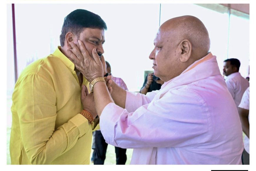 अयोध्या की  राजनीति में दिखा अनोखा अपनापन: दो पूर्व मंत्री,लल्लू सिंह और तेज नारायण पांडेय की मुलाकात बनी चर्चा का केंद्र