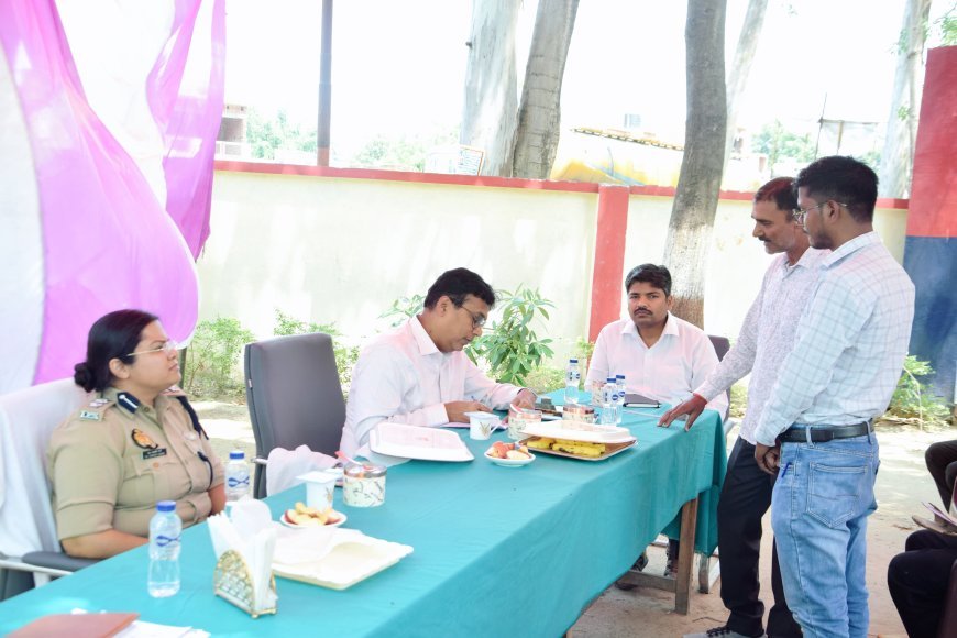 लखीमपुर खीरी: फरधान थाने में डीएम-एसपी ने सुनी शिकायतें