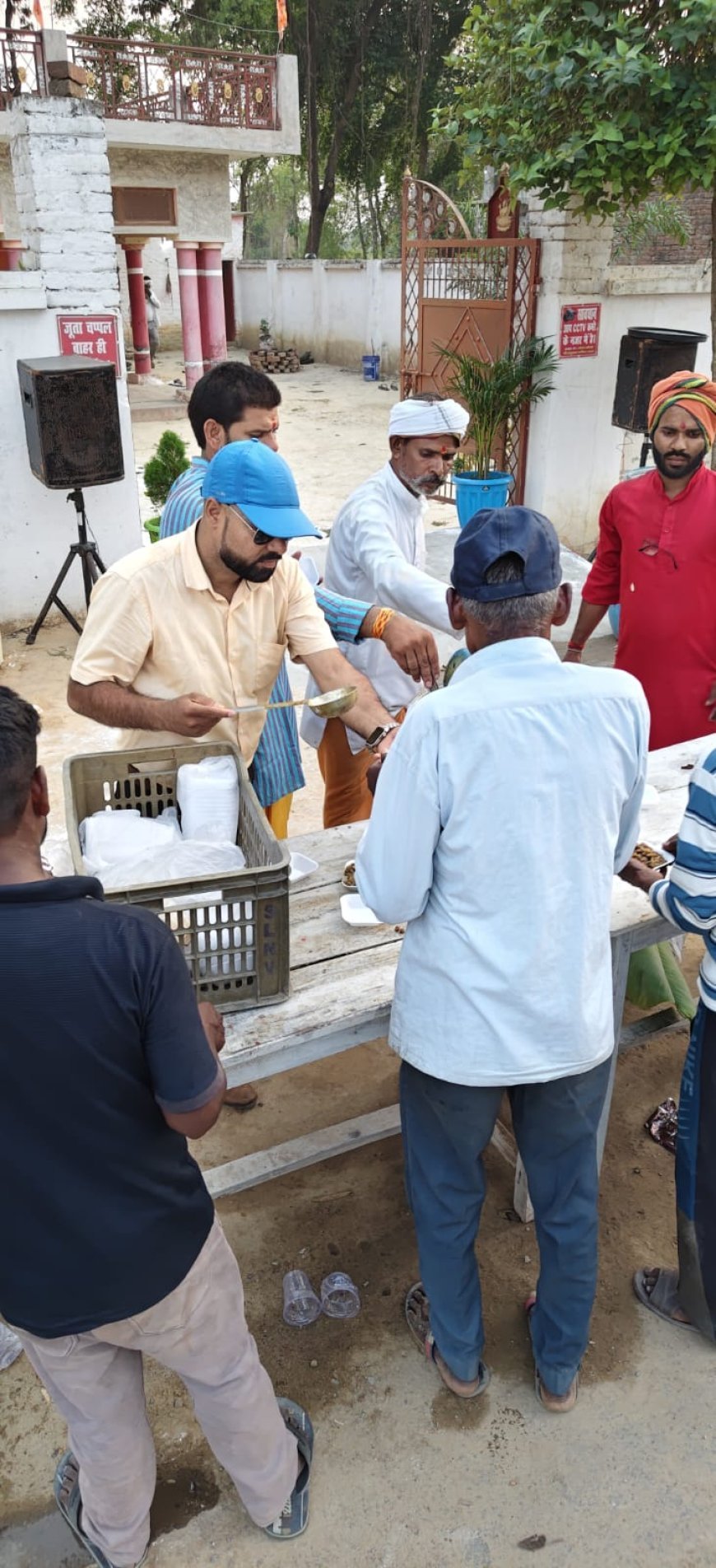 अम्बेडकर नगर : बड़े मंगलवार पर अम्बेडकरनगर में हनुमान मंदिर में भंडारा, हजारों श्रद्धालुओं ने ग्रहण किया प्रसाद